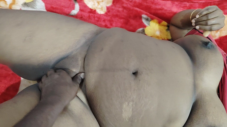 Santhi89: Тамільська гаряча супер домогосподарка трахається в ліжку