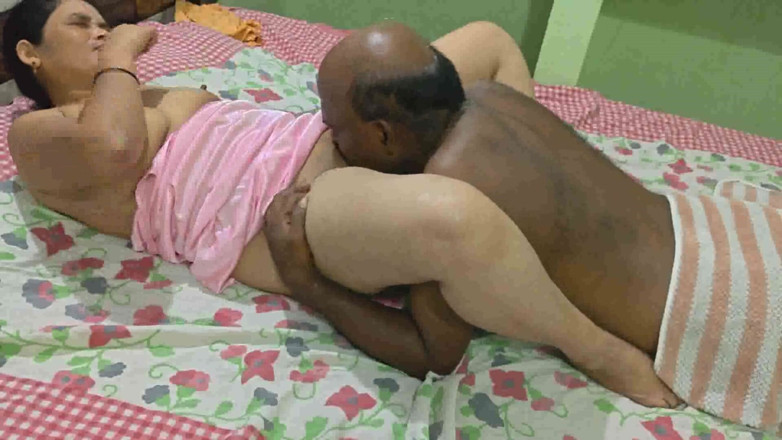 Sexy sindu: 穿着红色和白色礼服的德西出轨妻子