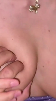 J’explose sur le derrière de cette belle blonde aux yeux bleus