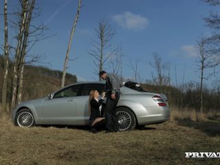Private.com: Alexis crystal lutscht einen schwanz und wird in einem auto...