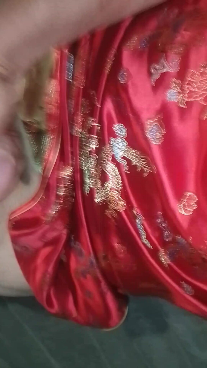 Leatransteen: Ларс Дамбергер мастурбує в червоному Asia Cheongsam