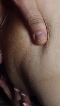 Cewek seksi dengan stoking seksi ini nggak nyangka kalau memeknya dicrot sperma hangat