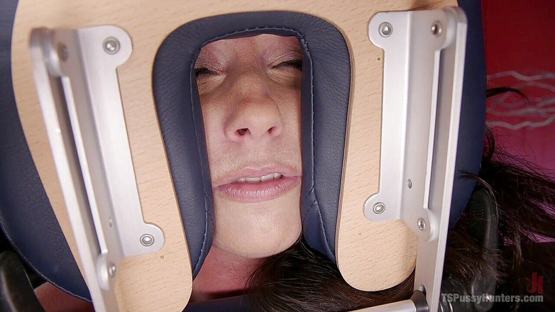 Kink TS: Związany masaż Nuru prowadzi do kremówka