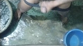 화장실에서 자지를 흔드는 것은 다른 종류의 재미입니다.