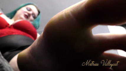 Mxtress Valleycat: Slow and sensual foot tease