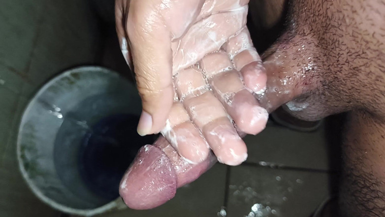 Cute boy jerks off: Jerk Man melancap di bilik air tanpa menggesel tubuhnya dengan...