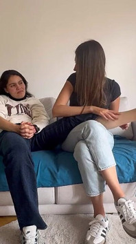 La mia ragazza mi mostra il suo feticcio annusando e massaggiando i miei piedi sudati e sporchi fino all'orgasmo