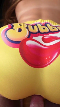 Une fille à gros cul se fait baiser dans un short bubbaloo