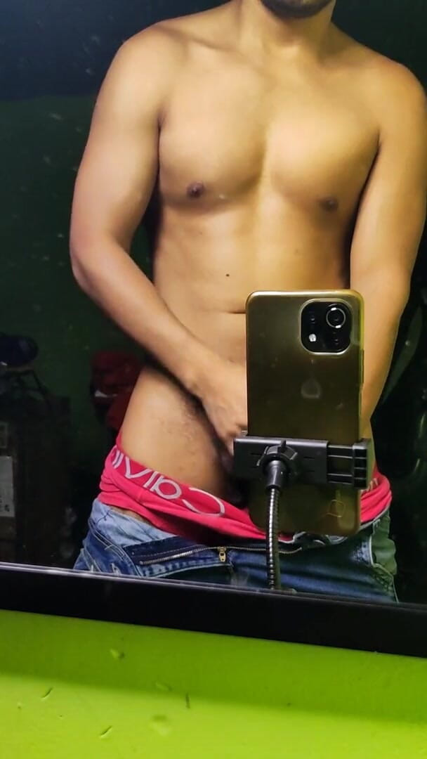 Hornyboy2058: Wysyłam mu zdjęcie pysznego tyłka za pomocą wiadomości, a on...