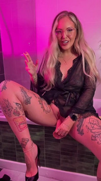 Goddess Gigi Smoking Dildo Blowjob