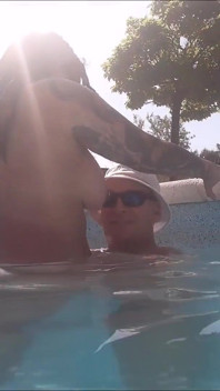 Sexo a três de férias na piscina