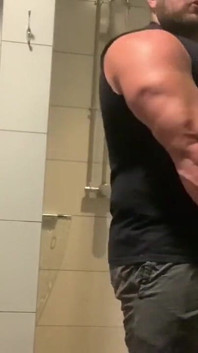 Jack ułożone solo masturbacja w prysznicu na siłowni
