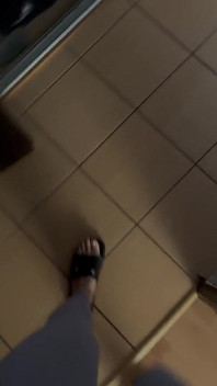 POV: zvuk žabek při chůzi v šedých legínách