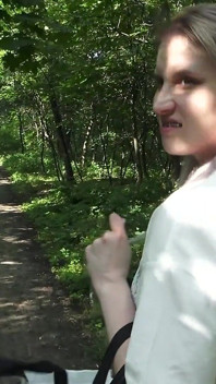 Špinavá dívka vrhá a močí v parku