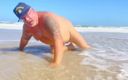 Hand free: Este velho veterano hetero na praia de nudismo Deixe-me filmá-lo!