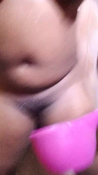 Tôi rửa núm vú và lỗ đít của tôi