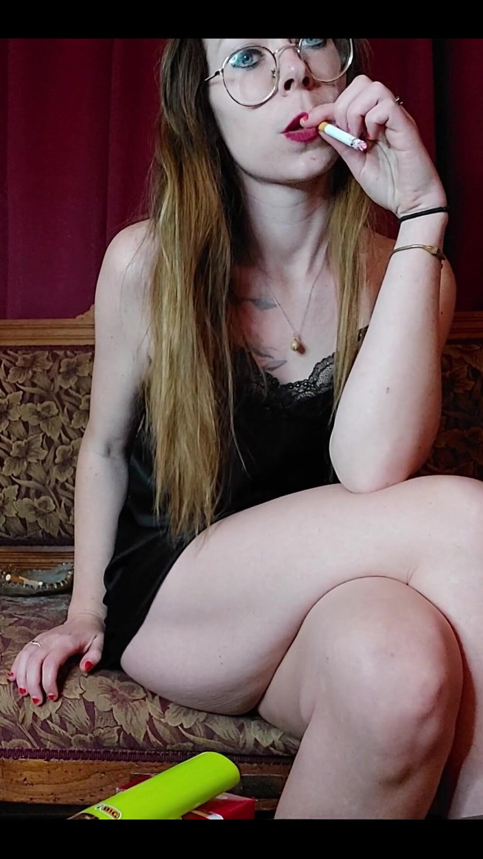 MistressThrope: Я знаю, як сильно ти любиш свою гарячу господиню, яка курить