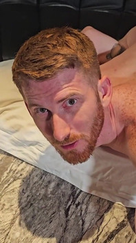 Futându-i cu vibratorul legat încornoratul în timp ce stă pe fața lui!