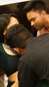 Sexy desi indická Bhabi ošukaná třemi deborji společně, sexy hardcore příběh čtyřky