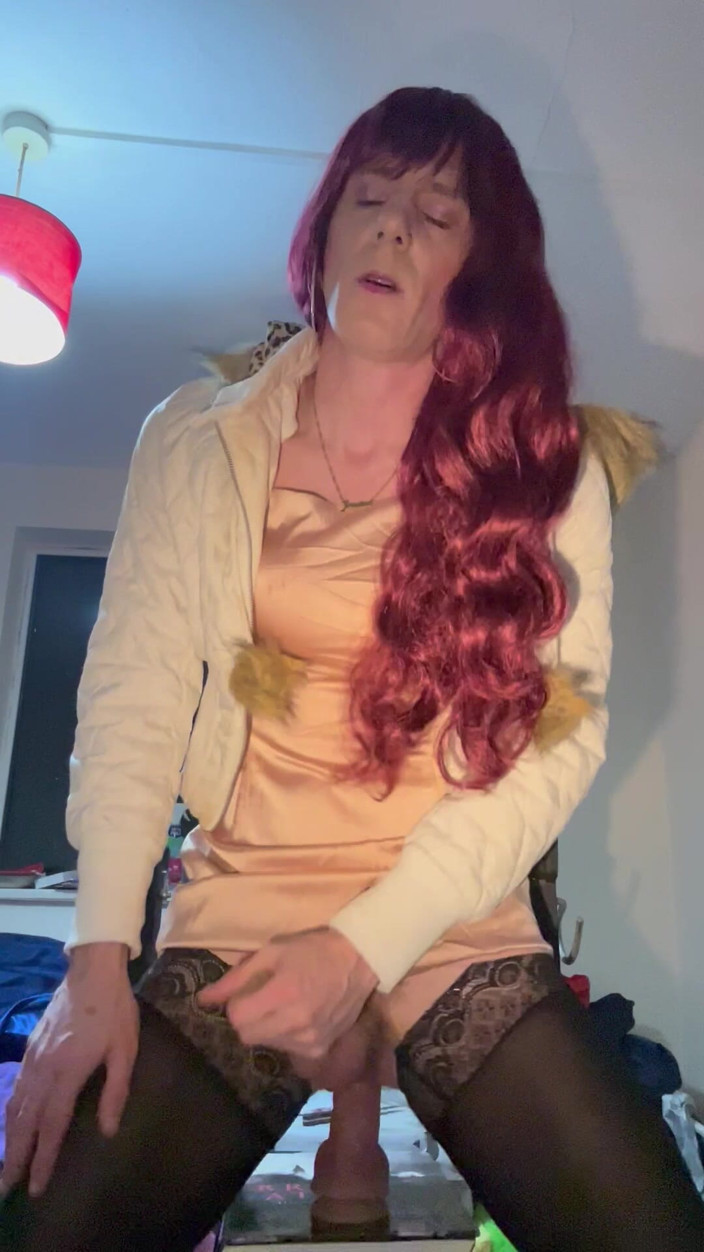 Jessica silk: Jess Silk dildo ki savaari karti hai