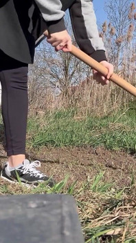 La gigantessa del giardinaggio impazzisce un uomo minuscolo