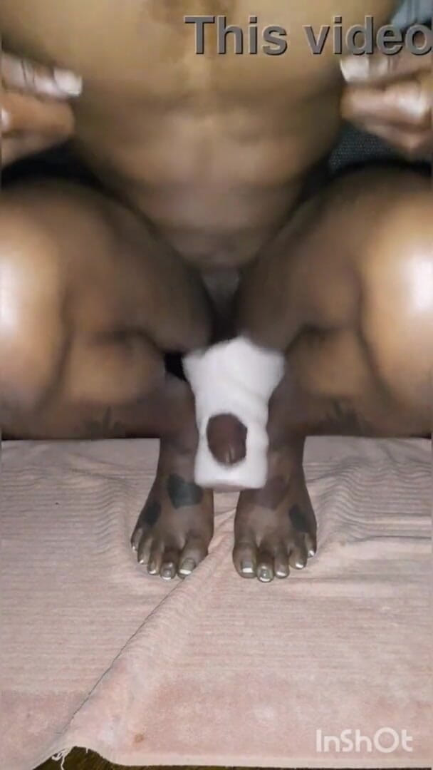 Batbunz: Scopando sborrate di figa tascabile tra i piedi