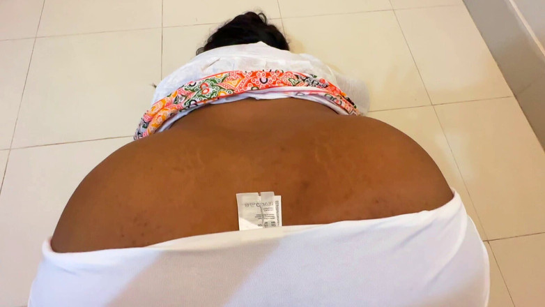 Aria Mia: 쇼핑몰에서 모르는 놈에게 따먹히는 십대 여대생