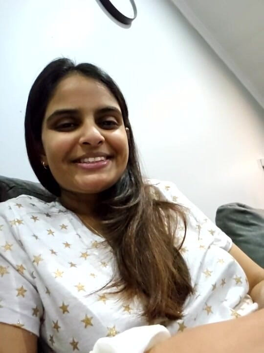 Treblsex: インドの女の子のシャワーでヌードで話す感情