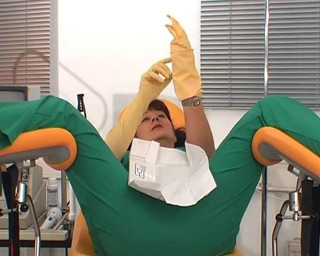 Rubber & Clinic Studio - 1ATOYS: ช่วยตัวเองกับสเปคูลัมบนเก้าอี้สูตินารี
