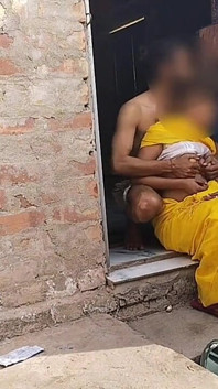Suri rumah India berkongkek di luar dengan abang ipar jiran