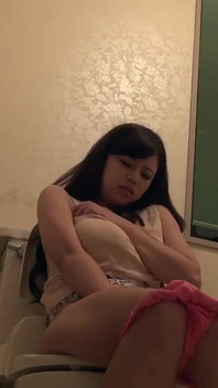 Si masturba in bagno e squirta molto! Consentito farsi scopare immediatamente! 3