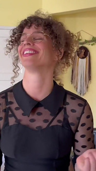 Mama vitregă îl ține pe fiul vitreg în liniște după întâlnirea cu Tinder