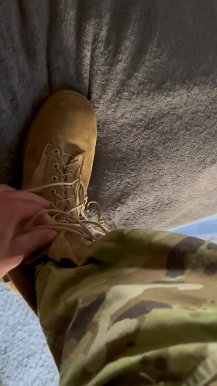 Gay Soldier Stuff: Солдат у формі після 24-годинної зміни - час трахнути одну з моїх секс-іграшок - гаряча сперма, гарячі чоботи!