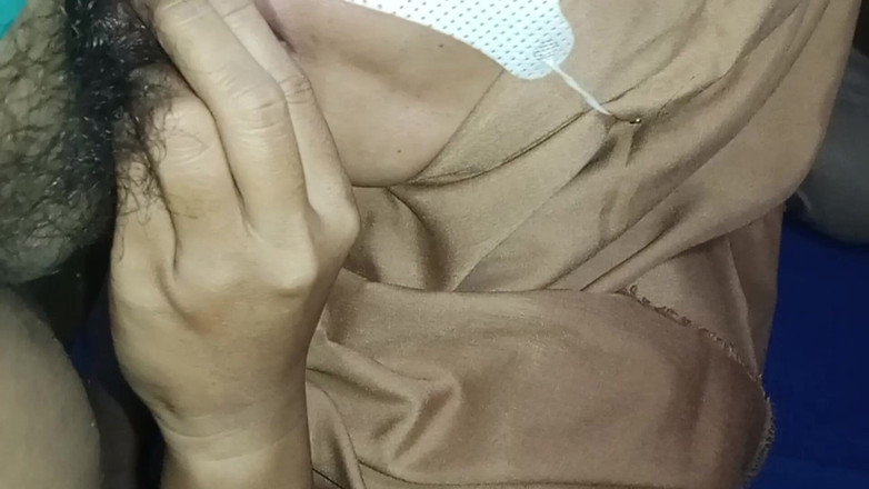 Babang endut: Indonésie, la chatte de ma belle-mère me demande un léchage...