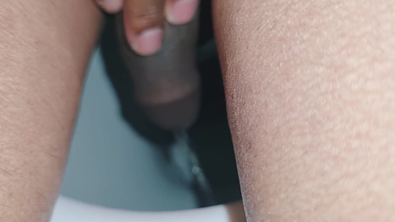 Nickey: Hubená Femboy čůrá a masturbuje na záchodě