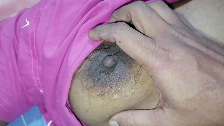 Sweety In Bed: Sexy desi s neoholenými chlupatými prsy Pomalu odhalovat celé tělo...