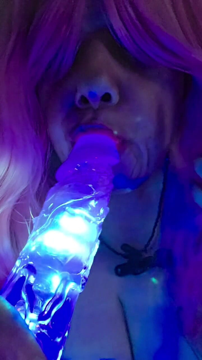 LustyPeachesofSin: Sání mého osvětlené dildo