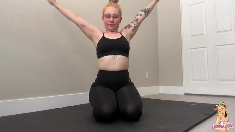 Lenna Lux: Estirando en mi leggin apretada