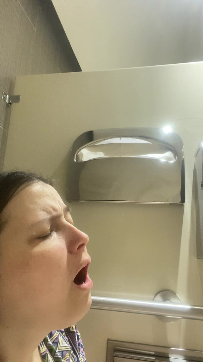 MissChrystalline: Orgazm na stoisku w łazience
