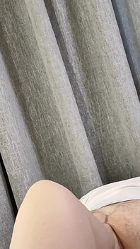 La Maîtresse Baise Son Mari Esclave Avec Les Pieds Dans Le Cul Et Frotte Son Sexe Juteux Avec Excitation