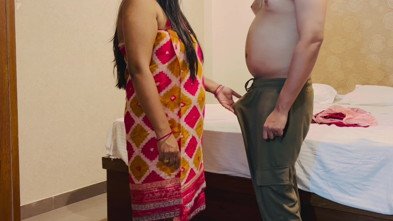 Besharam Jodi: 我朋友的辣妈以女牛仔姿势吮吸我的鸡巴并被狠操。