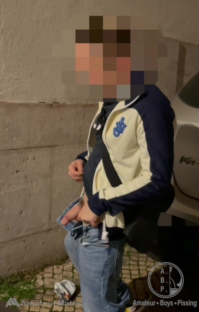 AmateurBoysPissing: Chàng trai nghiệp dư lấy con cu mập mạp của...
