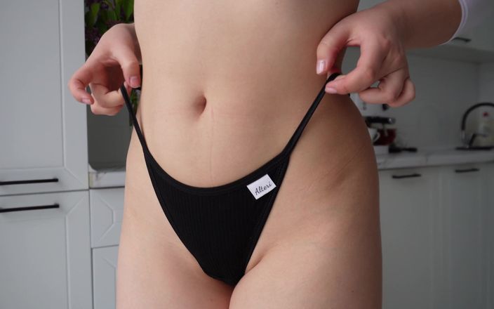 Arina_Love: La psicologa sexy ti mostra le foto, poi inizia lentamente...