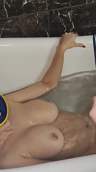 Unterwasser-spaß mit fickmaschine und riesigem squirting-orgasmus