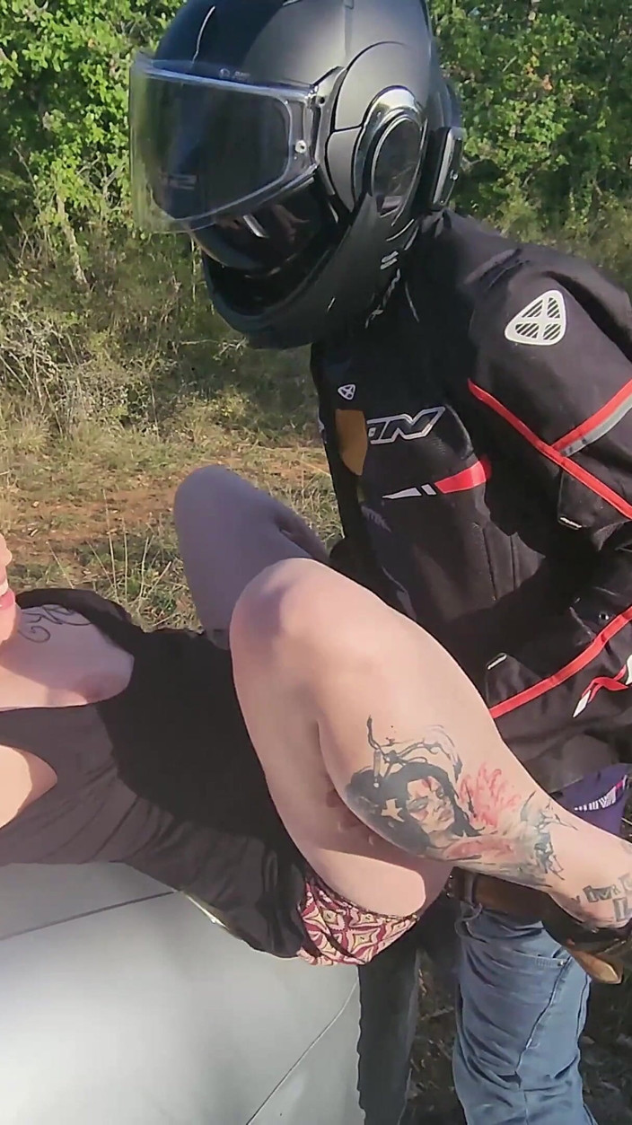 Sexymarghot: Motorkář mě šuká na této motorce ve trojce s mým přítelem