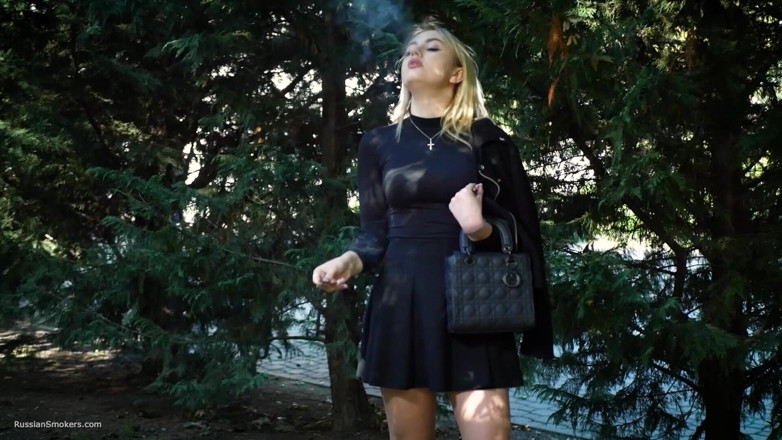 Russian Smokers: Calda bionda che fuma due sigarette nere in natura