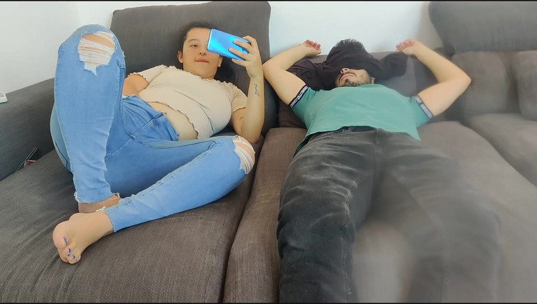 Miss Squirting: Üvey babamı kelepçeliyorum ve ayakla mastürbasyon yaptım