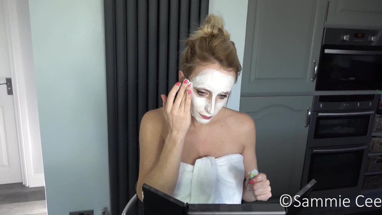 Sammie Cee: Máscara facial fode BJ, chuva dourada facial