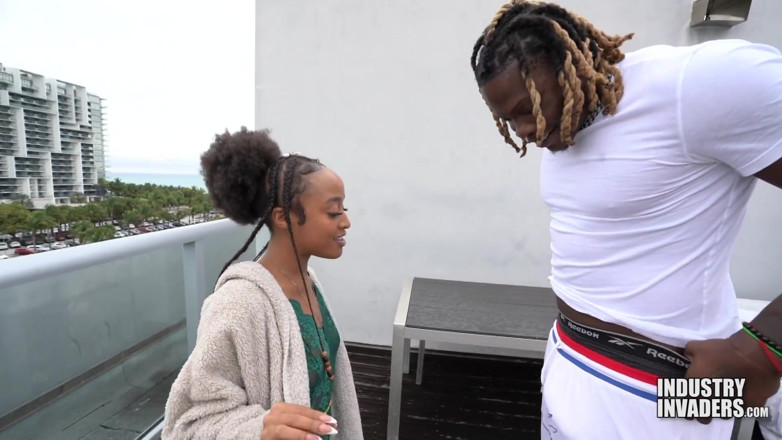 Naked Hustlers: Sucking off Big Bro