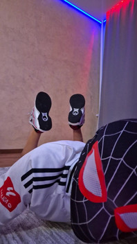 De jonge spider-man komt klaar over de sneakers van Osiris